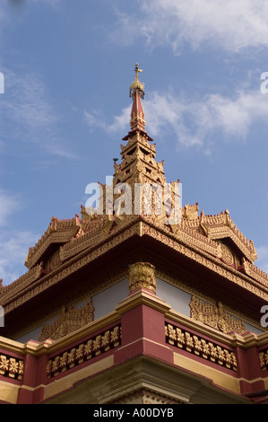 Goldenes Dach des burmesischen buddhistischen Tempels in Sarnath, Varanasi, Indien. Komplizierte gestufte Architektur vor blauem Himmel. Stockfoto