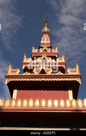 Das reich verzierte Stufendach des Golden birmanischen buddhistischen Tempels in Sarnath, Varanasi, Bihar, Indien, zeigt komplizierte Goldschnitzereien vor einem blauen Himmel. Stockfoto