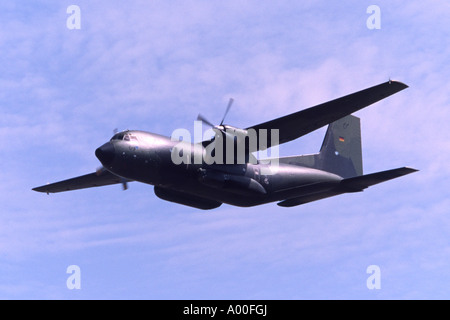 Transall c-160 betrieben durch die deutsche Luftwaffe klettern nach dem Start am Fairford RIAT Stockfoto