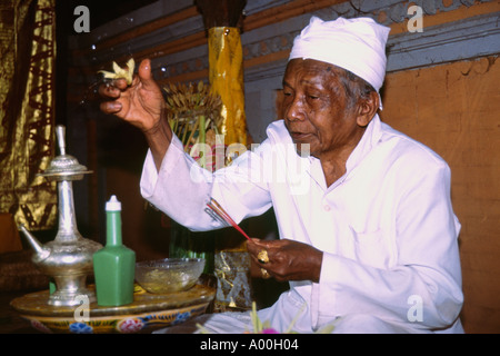 spiritueller Führer, die Durchführung einer Zeremonie Bali Indonesien Stockfoto