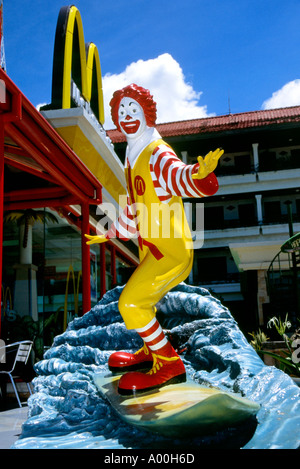 Große Statue von ronald mcdonald auf einem Surfbrett draußen Von mcdonalds am kuta Strand kuta bali indonesia Stockfoto