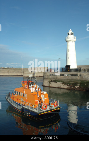 Donaghadee Hafen im County Down Northern Ireland mit Leuchtturm und Stadt Belfast Rettungsboot Stockfoto