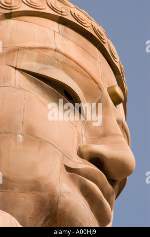 Nahaufnahme des Profils der riesigen Kalksteinstatue Buddhas in Bodhgaya, Bihar, Indien, mit komplizierten Gesichtsdetails und Steinstruktur. Stockfoto