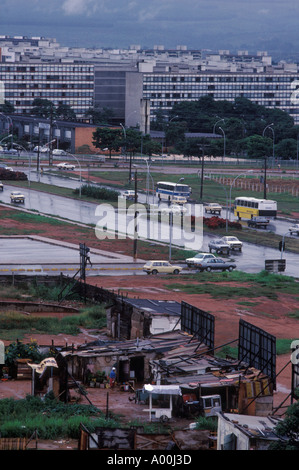 Slums im Zentrum von Brasilia Hauptstadt Brasiliens Südamerikas 1980er 1985. Urbane Kontraste reiche arme moderne Stadt HOMER SYKES Stockfoto