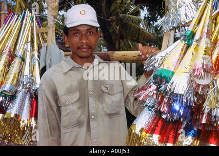 Straßenhändler verkaufen Papier Hörner für Silvester feiern Kuta Bali Indonesien Stockfoto