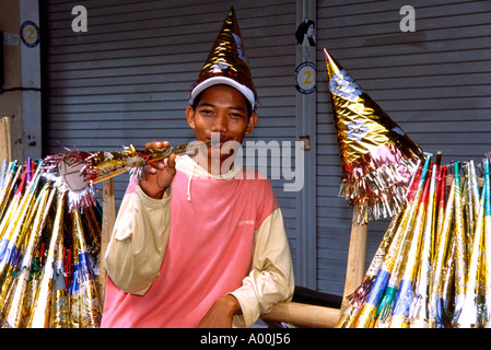 Straßenhändler verkaufen Papier Hörner für Silvester feiern Kuta Bali Indonesien Stockfoto