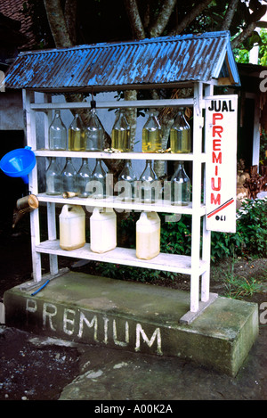 Glasflaschen von Benzin auf einem Holzständer für Verkauf Ubud Bali Indonesien Stockfoto