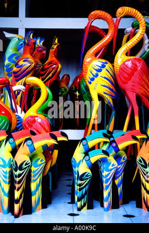 geschnitzte hölzerne Flamingos in leuchtenden Farben für Verkauf außerhalb einer Werkstatt in der Tegalallang in der Nähe von Ubud Bali gemalt Stockfoto