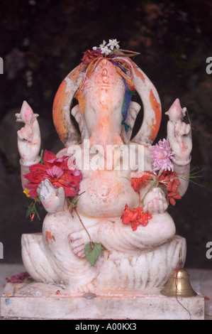 Marmorstatue von Ganesha, dem hinduistischen Gott des Wohlstands, verziert mit Blumen in Darjeeling, Westbengalen, Indien. Stockfoto