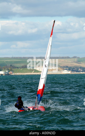 Segeln vor Weymouth in Portland Bucht West Dorset südlichen England UK Topper racing Küste Website der Olympischen Spiele 2012 Stockfoto