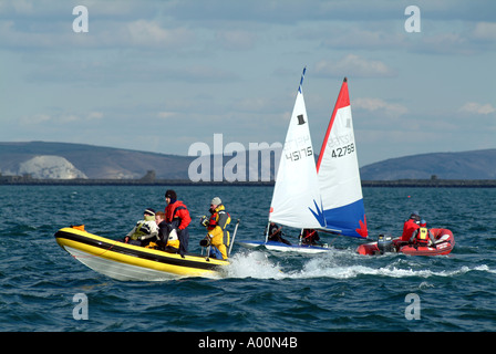 Segeln vor Weymouth in Portland Bucht West Dorset südlichen England UK Topper racing Küste Website der Olympischen Spiele 2012 Stockfoto