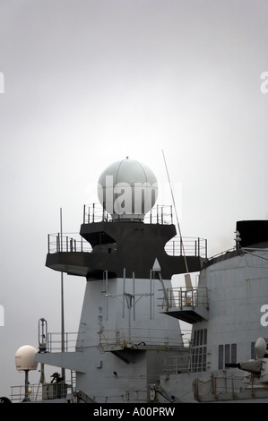 Radar und Trichter der HMS Illustrious verankert in Greenwich London während eines Besuchs im November 2006 Stockfoto