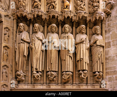 STATUEN-NOTRE-DAME-KATHEDRALE-PARIS FRANKREICH Stockfoto