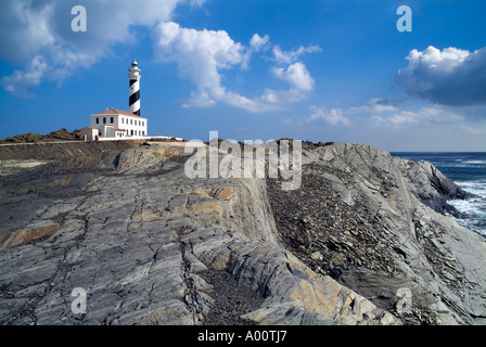 dh Cap de Favaritx Lighthouse FAVARITX MENORCA Schwarz-weiß gestreiftes Leuchtturmgebäude auf felsigen Landzunge Kapküsten Klippen Stockfoto