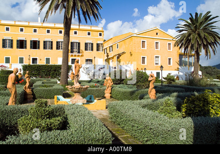 dh BINISUES MENORCA ländlichen Manor Haus Garten Brunnen mit Statuen Stockfoto