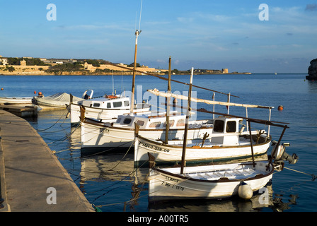 dh Cales Fonts ES CASTELL MENORCA traditionellen menorquinischen Fischerei- und Boote Stockfoto