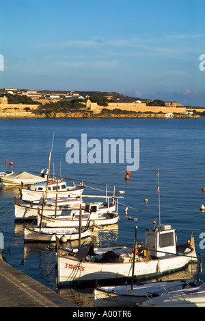 dh Cales Fonts es CASTELL MENORCA traditionelle menorquinische Fischerei und Vergnügungsboote Fischerei Kais Boot Stockfoto