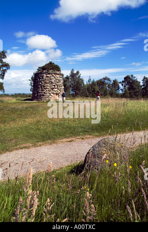 dh Jacobite Schlachtfeld CULLODEN MOOR INVERNESSSHIRE Tourist Paar zu Ehren Steinkairn auf Schlachtfeld vor Ort schottische Denkmäler 1745 Rebellion Stockfoto