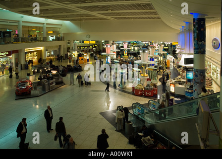 dh GATWICK AIRPORT LONDON Duty Free Shops in der Abflughalle Reise Menschenmenge Innenraum internationale Flughäfen concourse Menschen Terminal uk Stockfoto