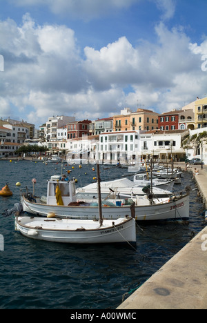 dh Cales Fonts es CASTELL MENORCA Fischerboot vor Anker am Kai Fischerdorf Kai Fischerboote menorca Stockfoto