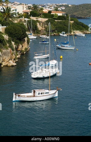 dh Cala Padera ES CASTELL MENORCA Vergnügen Boote Yachten in der Bucht unterhalb der Ferienhäuser verankert Stockfoto