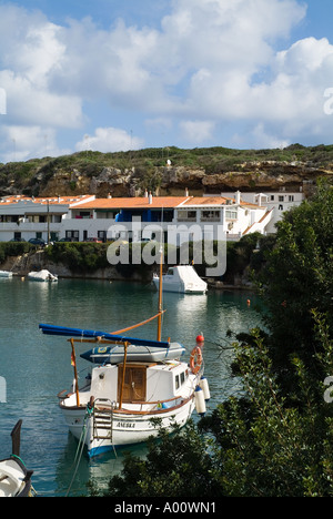 dh Cala de Sant Esteve SANT ESTEVE MENORCA Vergnügen Boote Yachten in der Bucht unterhalb der Ferienhäuser verankert Stockfoto