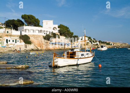 dh Sa Cala Alcaufar ALCAUFAR MENORCA Vergnügen Boote Yachten verankert in Cala d Acaufar Bucht unterhalb der Ferienhäuser Stockfoto