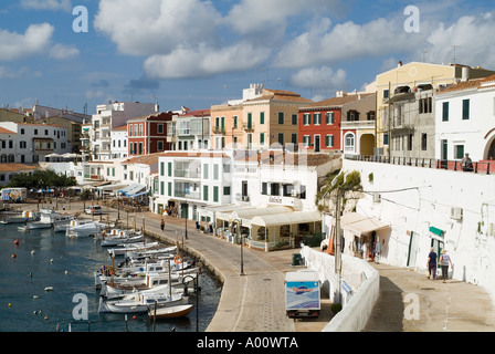 dh Cales Fonts es CASTELL MENORCA Fischerboot vor Anker in Dorf menorca Hafen Gebäude am Kai Stockfoto