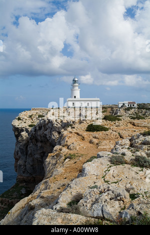 dh Cap de Cavalleria Leuchtturm CAPE CAVALLERIA MENORCA Klippen an der Nordküste und weiße Leuchtturm Leuchtturm Seeklippen Kap felsigen cabo Meeresklippe Stockfoto