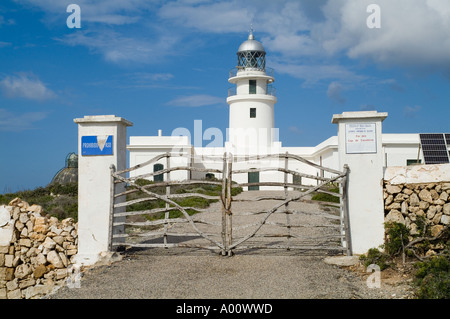 dh Cabo de Cavalleria Leuchtturm CAPE CAVALLERIA MENORCA Traditionelles menorquinisches Tor zu den Klippen der Nordküste und dem Kap des weißen Lichthauses Stockfoto