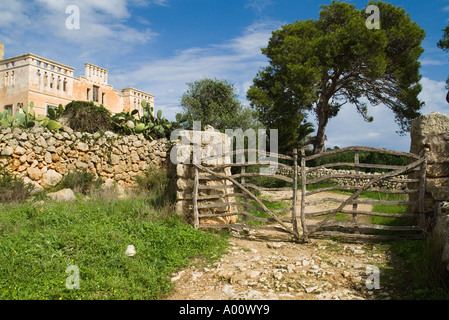 dh Binigaus Nou ES MIGJORN GRAN MENORCA traditionellen menorquinischen Stil Holztor spanischen Bauernhaus lane Stockfoto