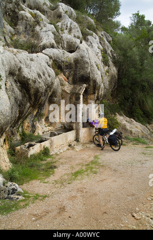 dh BARRANC DE BINIGAUS MENORCA zwei Radfahrer menorquinischen Kalksteinfelsen gut Radfahren Urlaub Fahrräder Stockfoto