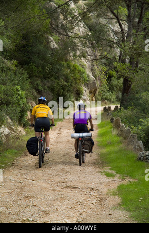 dh Country Lane BARRANC DE BINIGAUS MENORCA zwei Tourenradler paar Radtouristen Radfahren Urlaub Reiten Fahrräder Fahrräder Fahrräder Stockfoto