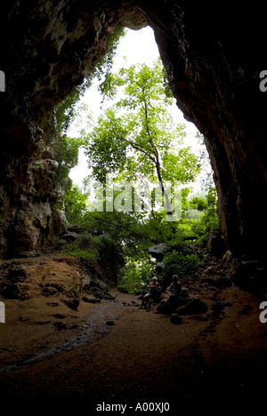 dh Cova dels Coloms BARRANC DE BINIGAUS MENORCA Touristen sitzen In Höhle Eingang zu Kalkstein Schlucht Tal Höhle Natur Höhlen Stein Stockfoto