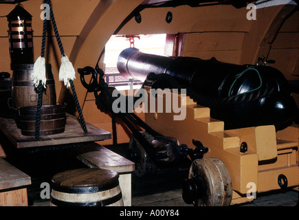 HMS Victory Portsmouth Hampshire England UK Admiral Lord Horatio Nelson Krieg Schlacht Segeln Schiff Kanone Trafalgar unteren Batteriedeck Stockfoto