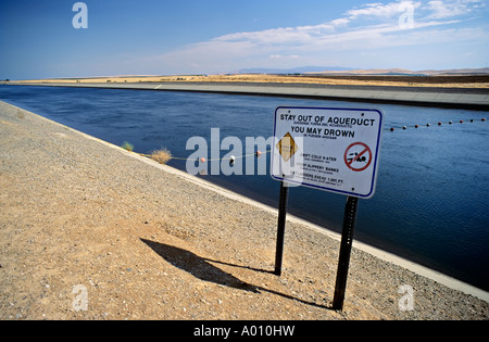 Aus der Wasserleitung Gefahr, dass Sie Zeichen auf California Aqueduct in der Nähe von Los Banos Kalifornien USA ertränken können bleiben Stockfoto