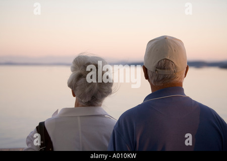 Zwei Senioren am Geländer auf der Suche auf See Vancouver Kanada Stockfoto