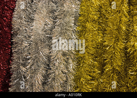 Rot Silber und Gold Lametta Weihnachtsschmuck zum Verkauf UK Stockfoto