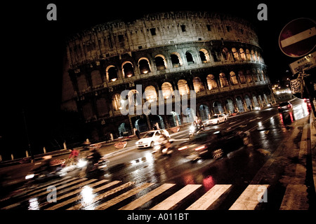 Der Roman Colosseum bei Nacht von einer stark befahrenen Straße. Stockfoto