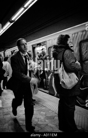 Ein Mann eilt für eine u-Bahn in der u-Bahn in Rom, Italien, Europa Stockfoto