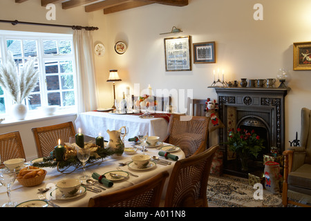 Tabelle angelegt für Weihnachtsessen mit Crackern und Staffordshire Porzellan Stockfoto