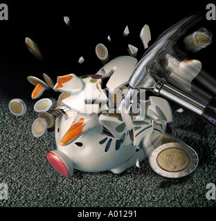 Hammer ein Sparschwein zu brechen Stockfoto