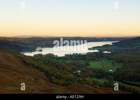 Herbstabend von Ivy Crag auf Loughrigg fiel Seenplatte Blick hinunter auf das Brathay Tal und Windermere Stockfoto