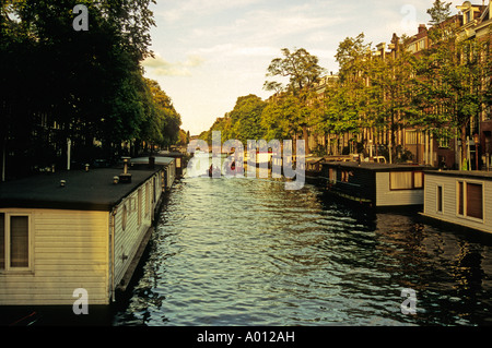 SONNENUNTERGANG-KANAL AMSTERDAM NIEDERLANDE Stockfoto