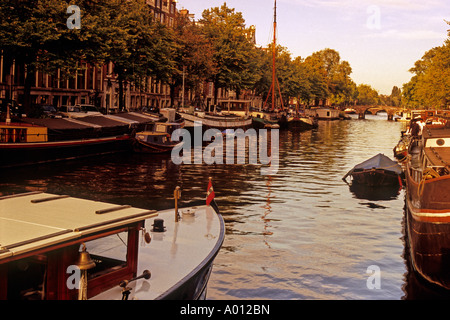 SONNENUNTERGANG-KANAL AMSTERDAM NIEDERLANDE Stockfoto