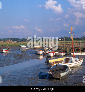 Morston mit Blakeney Kirche in der Ferne Norfolk UK Stockfoto