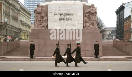 Ändern die Wachen am Freiheitsdenkmal Stockfoto