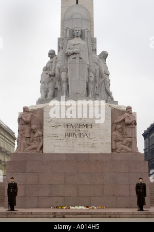 Bewaffnete Wachen im Dienst an der Freiheit Denkmal Riga Lettland Stockfoto