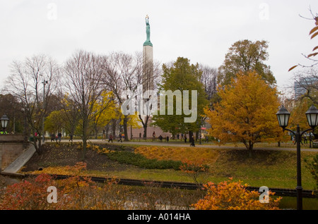 Freiheitsdenkmal Brivibas Piemineklis aus Bastejkalns Park Riga Lettland Stockfoto