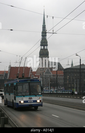 Ein Trolleybus, überqueren die Akmens kippt Steinbrücke vor St. Peterskirche an einem langweiligen Wintertag in Riga Lettland Stockfoto